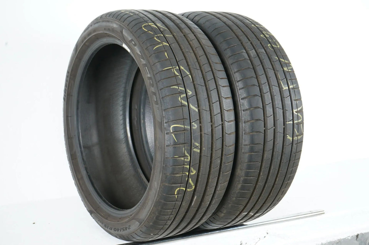 2 x Pirelli summer tires 245 40 19 inch DOT22 BMW* approx. 6mm
