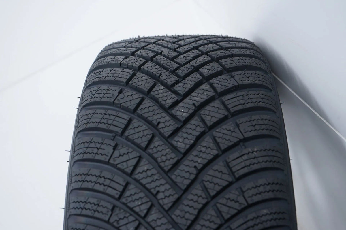 Neu MINI Aceman J05 Winterreifen Winterräder 205/55 R17 95H Detail view 9
