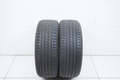 2 pneus été Bridgestone DOT19 235/55/18 pouces, profondeur de sculpture d'environ 7 mm.