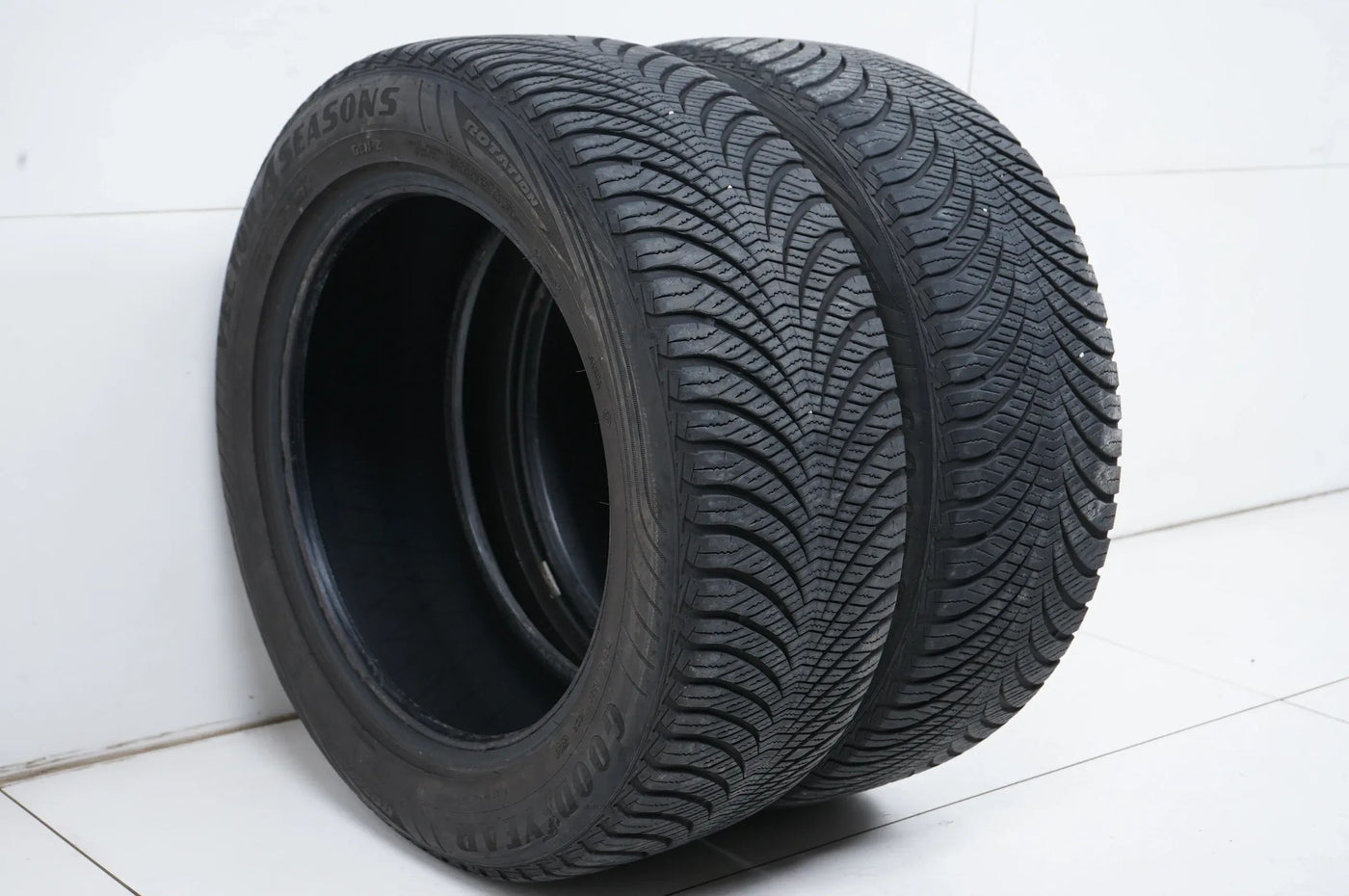 2 x Allwetterreifen Goodyear 225 55 17 Zoll ca.5mm DOT17