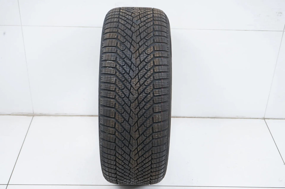 1 x  Winterreifen Pirellli Cinturato Winter 225 55 18 Zoll DOT22 ca.8mm Detailansicht 2