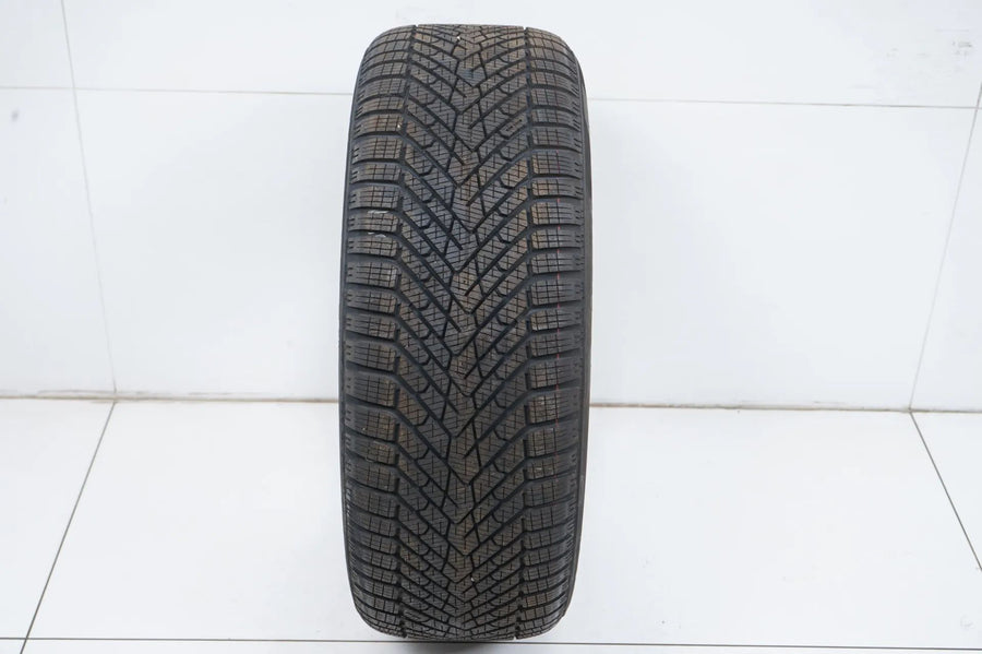 1 x  Winterreifen Pirellli Cinturato Winter 225 55 18 Zoll DOT22 ca.8mm