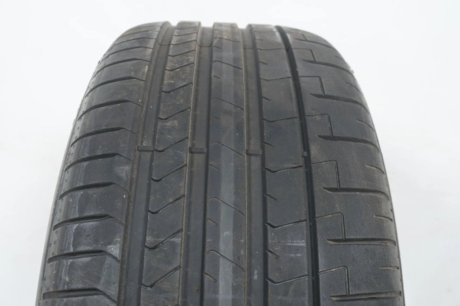 2 pneus été Pirelli DOT20 255/45/19 pouces, profondeur de sculpture d'environ 5,5 mm.