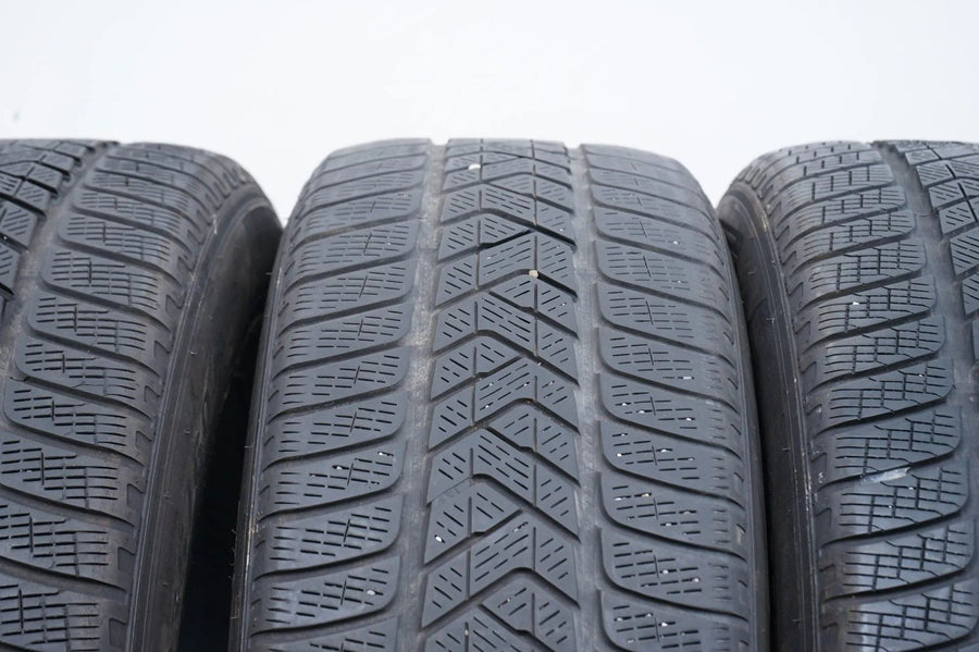 4x Winterreifen Pirelli 235 60 18 Zoll DOT17 MO ca.4mm