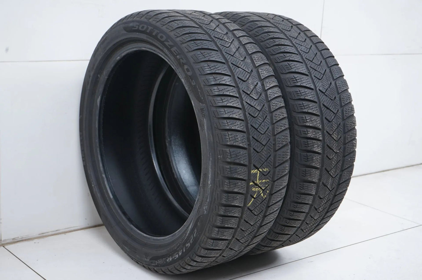 2 x Winterreifen Pirelli 225/45 R18 18 Zoll DOT21 ca.4mm MO RFT