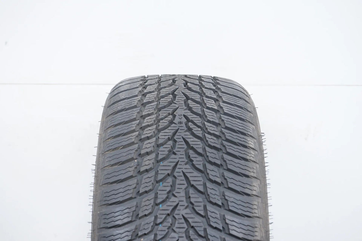 1 x Winterreifen Nokian 225 45 18 Zoll DOT19 ca.7 mm Detailansicht 4