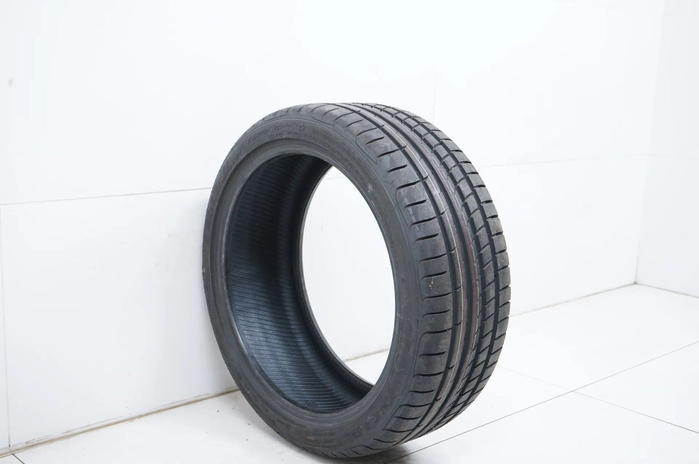 1 pneu été de démonstration neuf Goodyear 245/40/20 pouces DOT23 MO RFT