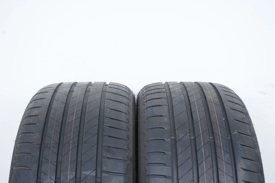 2 x Pneus d'été de démonstration Bridgestone 285 35 20 pouces DOT21 MO