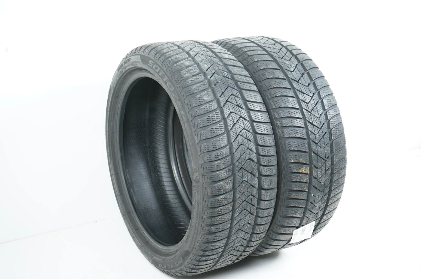 2x Pneus hiver Pirelli 245 40 19 pouces DOT18 env. 6mm MO Bmw* RFT