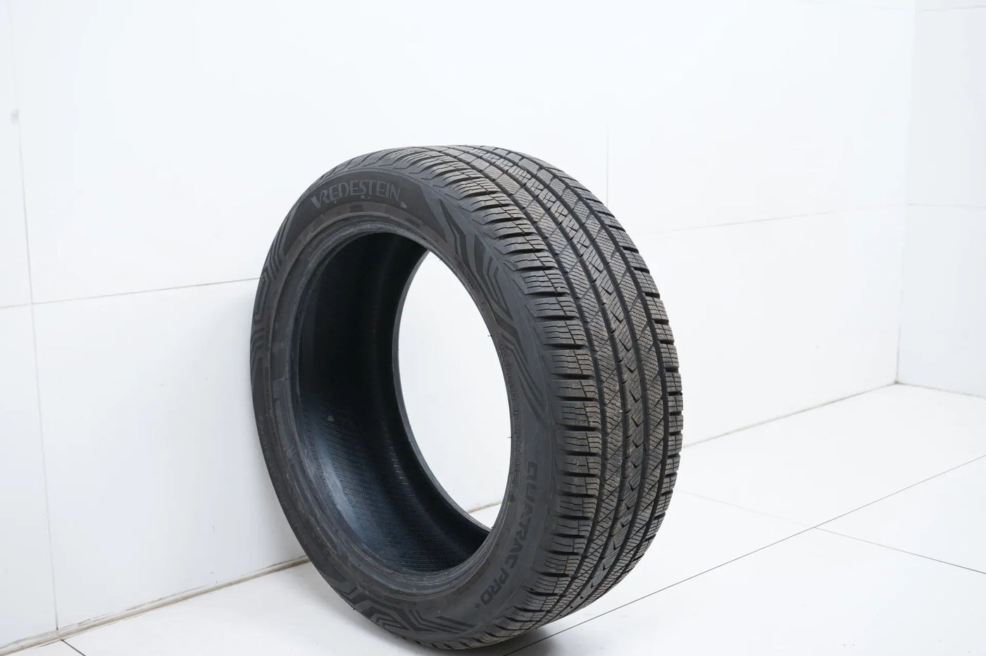 1x All-weather winter tire Vredestein 255 45 19 inch approx. 7m 24DOT