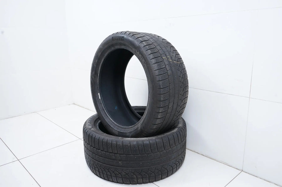 2 pneus hiver Pirelli 285/40/20 pouces, profondeur de sculpture d'environ 4 mm, homologués DOT23 BMW*