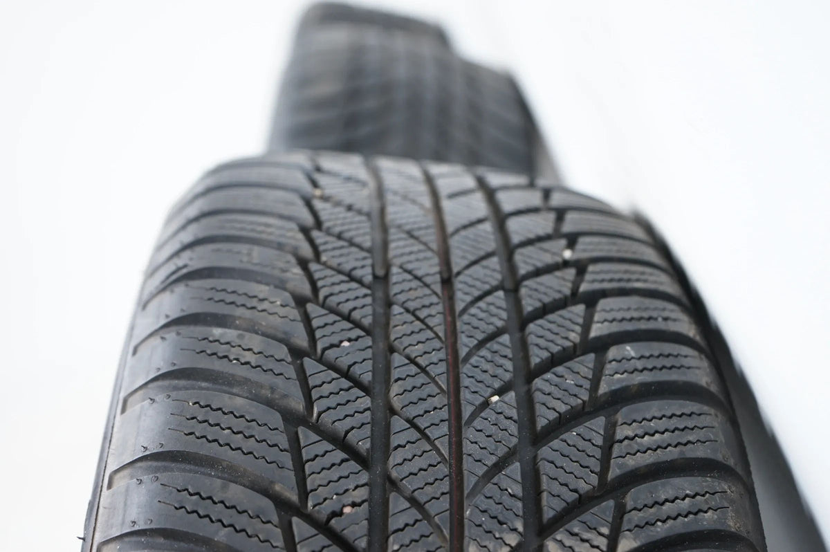 Jako nové Audi Q2 81A zimní kola zimní pneumatiky 215 55 17 palců 8 mm 81A601025C Detailní zobrazení 9