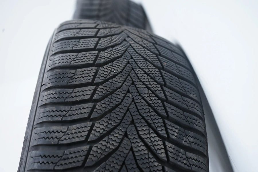 Skoda Superb 3 3V Roues d'hiver Pneus d'hiver 245 45 18 pouces 8mm