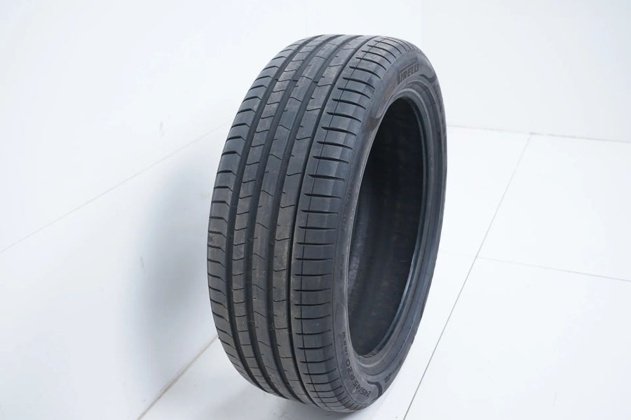 1 pneu été Pirelli DOT18 245/45/20 pouces, profondeur d'environ 6 mm, compatible BMW* RFT