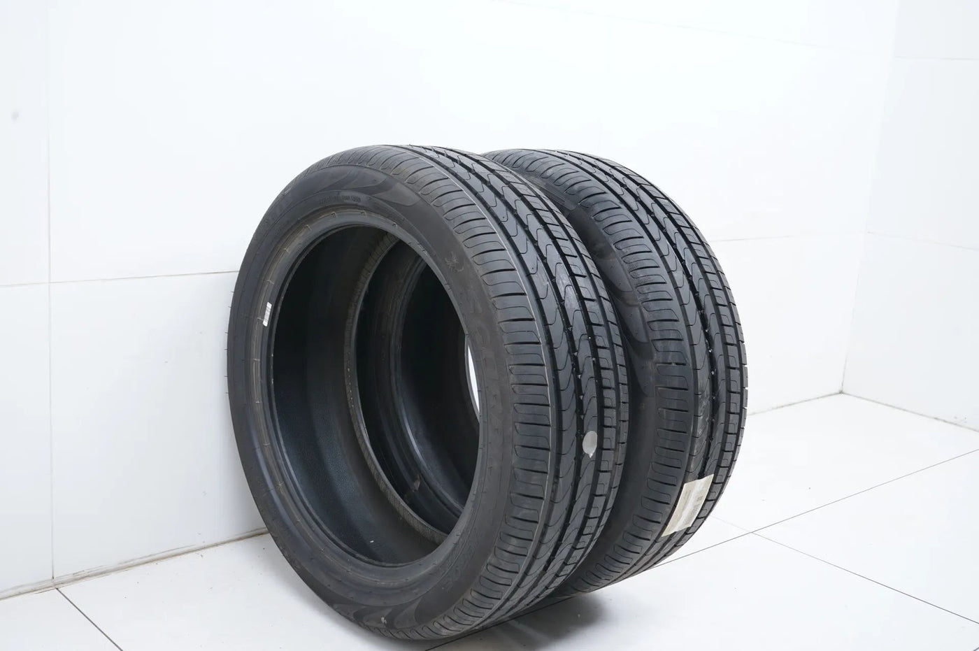 2 pneus été quasi neufs Pirelli DOT18 MO 235/50/20 pouces