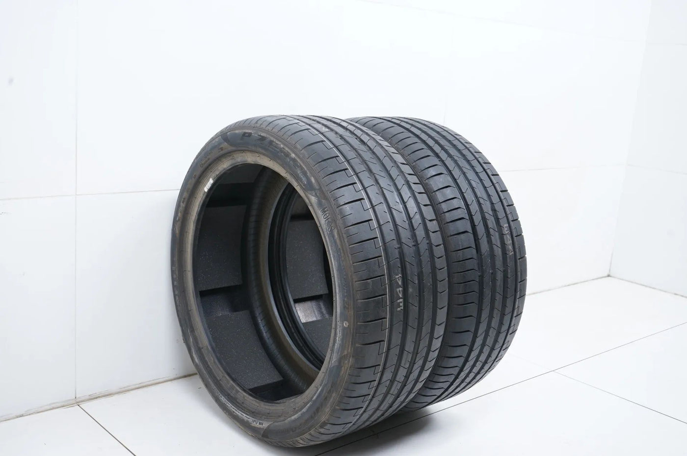 2x DEMO summer tires Pirelli 255 40 20 inch DOT22 MOE Runflat