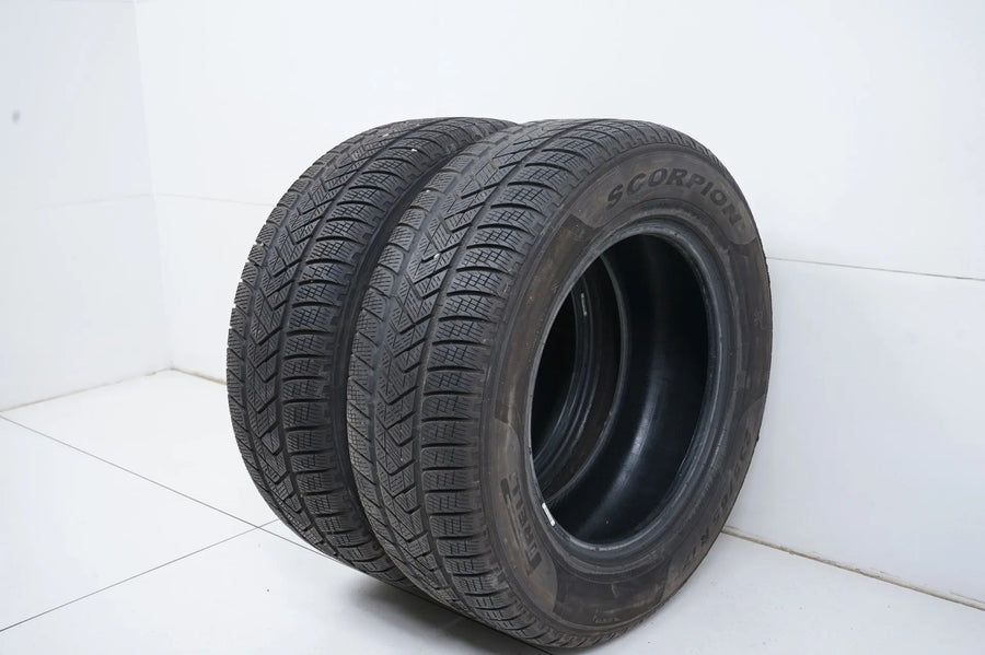 2x Pirelli winter tires 235 65 17 inch DOT20 MO approx. 5 mm tread depth
