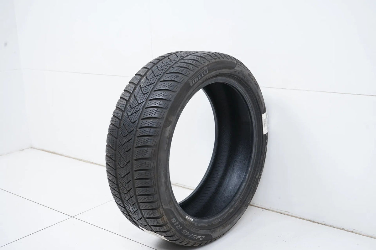 1 x Winterreifen Pirelli 225 45 18 Zoll DOT21 ca.4 mm MO RFT Detailansicht 3