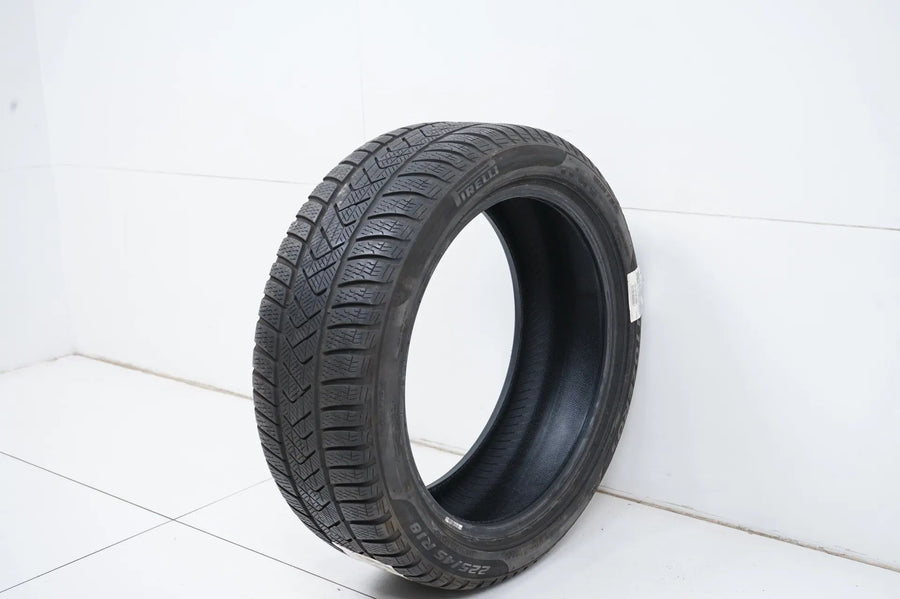 1 x Winterreifen Pirelli 225 45 18 Zoll DOT21 ca.4 mm MO RFT