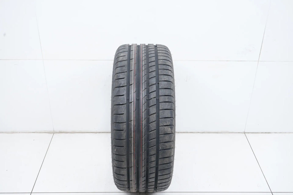 1 pneu été de démonstration neuf Goodyear 245/40/20 pouces DOT23 MO RFT Vue détaillée 2