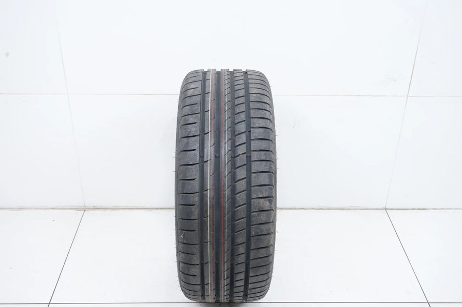 1 pneu été de démonstration neuf Goodyear 245/40/20 pouces DOT23 MO RFT
