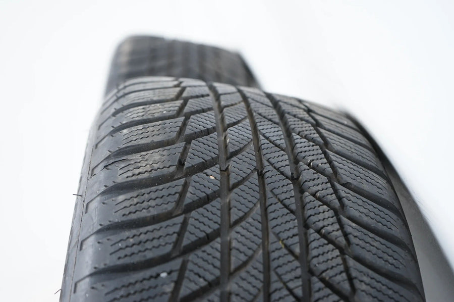 Jako nové Audi Q2 81A zimní kola zimní pneumatiky 215 55 17 palců 8 mm 81A601025C