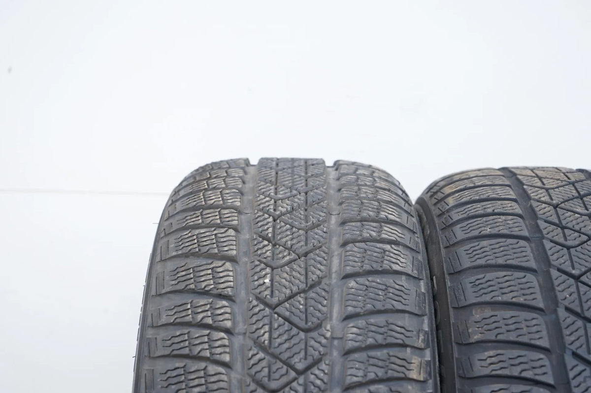 2 pneus hiver Pirelli 205/55/17 pouces DOT 22/21, profondeur de sculpture d'environ 4 à 6 mm. Vue détaillée 4
