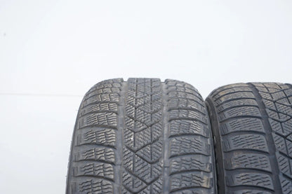 2 pneus hiver Pirelli 205/55/17 pouces DOT 22/21, profondeur de sculpture d'environ 4 à 6 mm.