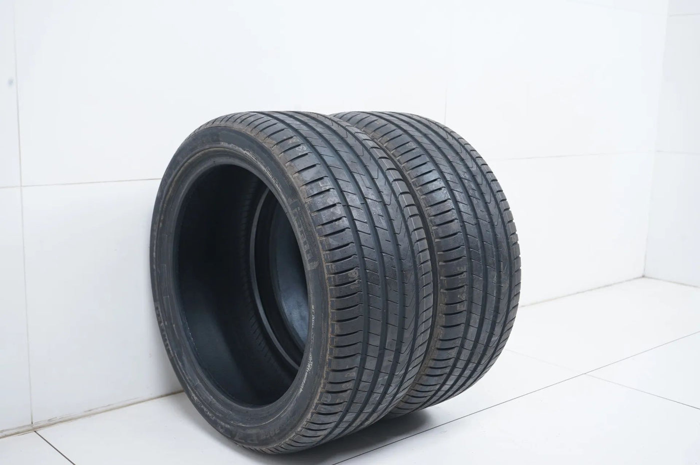 2x DEMO Sommerreifen Pirelli 245 40 18 Zoll MO DOT21  MO