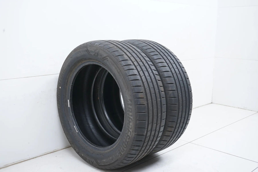 2 pneus été Bridgestone DOT19 235/55/18 pouces, profondeur de sculpture d'environ 7 mm.