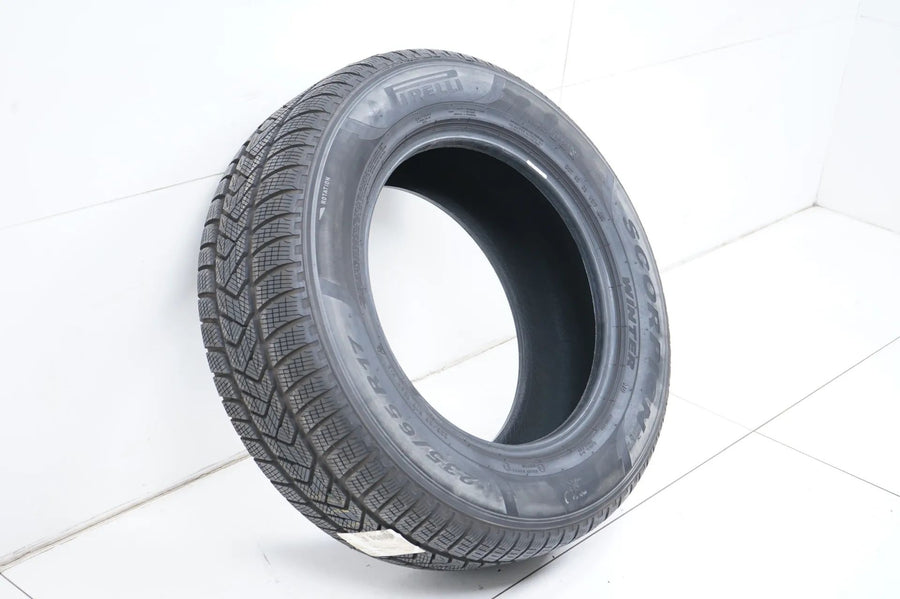 1x Winterreifen Pirelli 235 65 17 Zoll DOT20 MO ca.7 mm