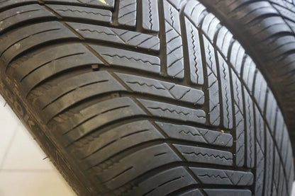 Original Mercedes C-Klasse W206 S206 Alufelgen Allwetterreifen 225 45 R18 Zoll