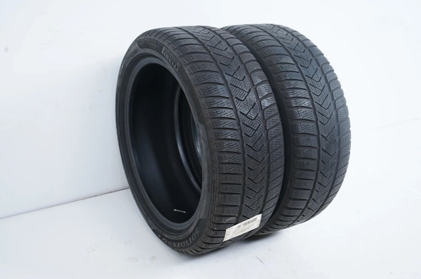 2 x pneus hiver Pirelli 225 45 18 pouces DOT21 env. 4 mm MO RFT
