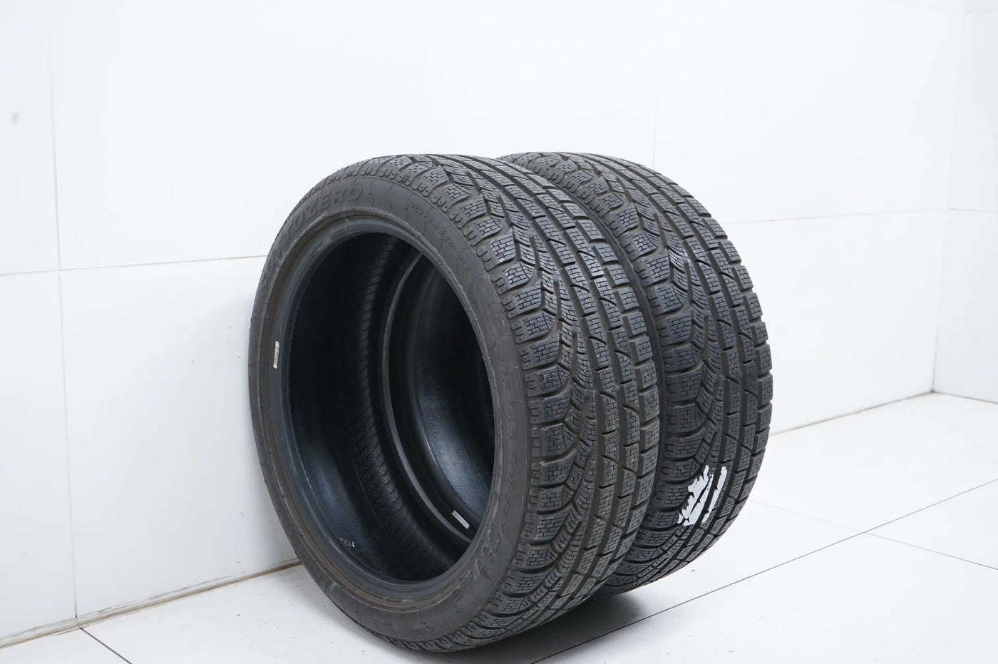 2x Winterreifen Pirelli 215 45 18 Zoll DOT18 ca.7mm MO