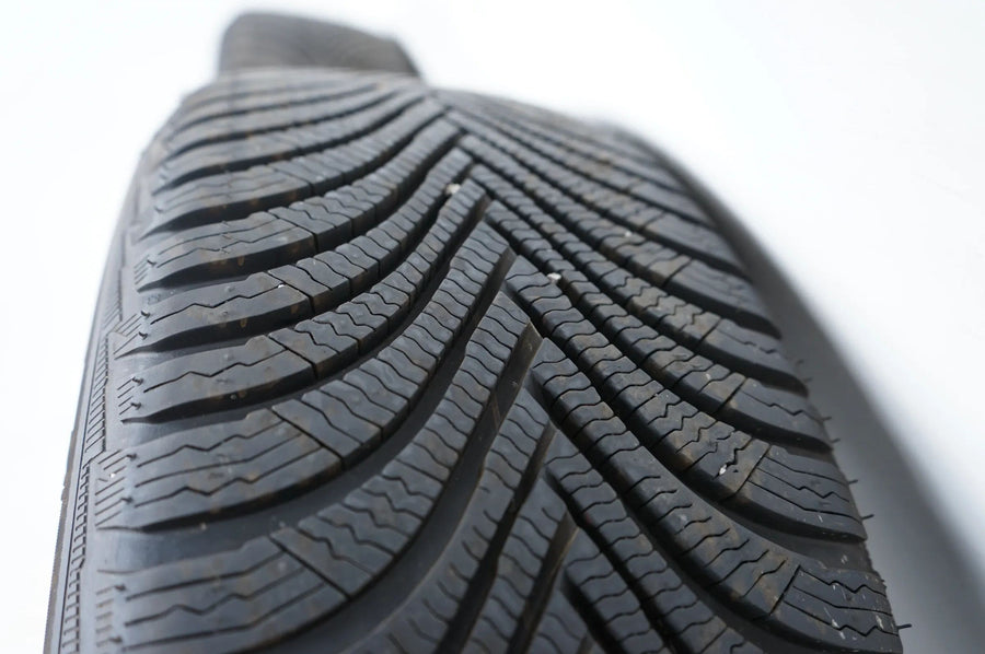 Audi Q2 81A Winterräder Winterreifen 215 55 17 Zoll 8mm 81A601025C