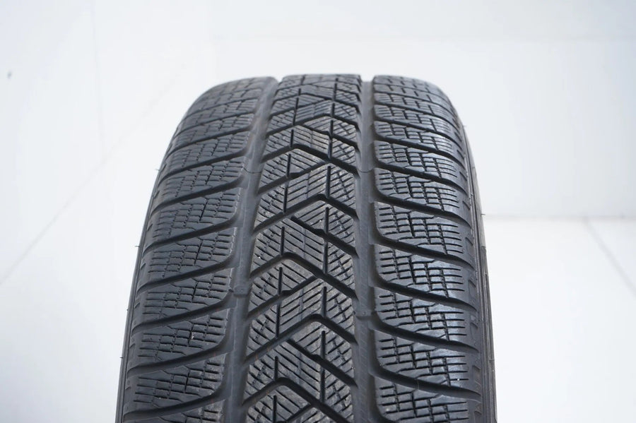 1x Winterreifen Pirelli 235 60 18 Zoll DOT19 MO ca.6mm