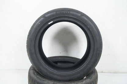 2 pneus été Pirelli DOT20 255/45/19 pouces, profondeur de sculpture d'environ 5,5 mm.