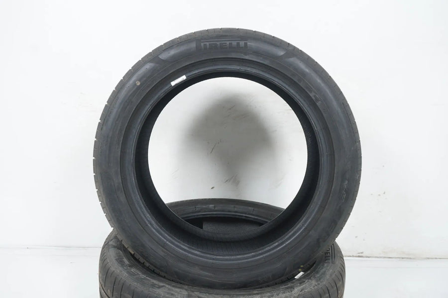 2 pneus été Pirelli DOT20 255/45/19 pouces, profondeur de sculpture d'environ 5,5 mm.