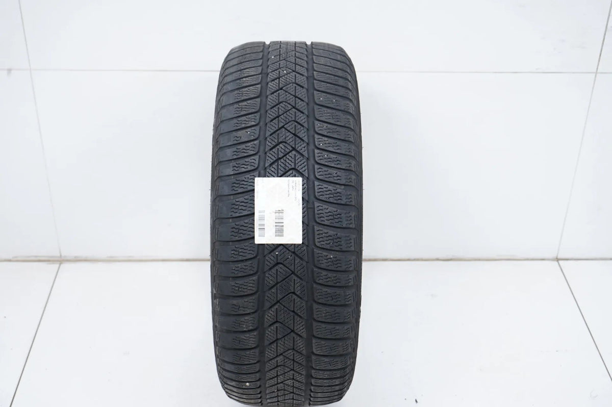 1x Winterreifen 245 45 18 Zoll Pirelli ca.5 mm DOT23 Bmw*RFT Detailansicht 2