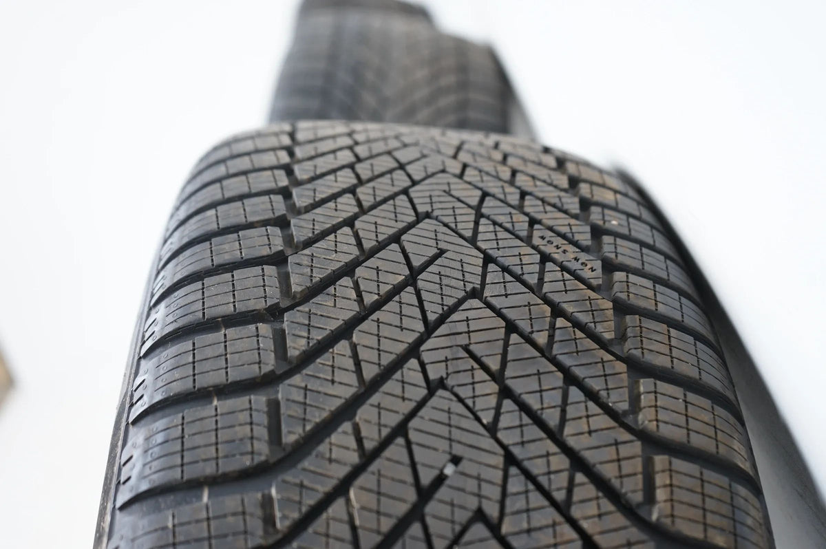 Audi Q5 GU 8MA Alufelgen Winterreifen Winterräder 255 45 20 Zoll 8MA601025G Vue détaillée 9
