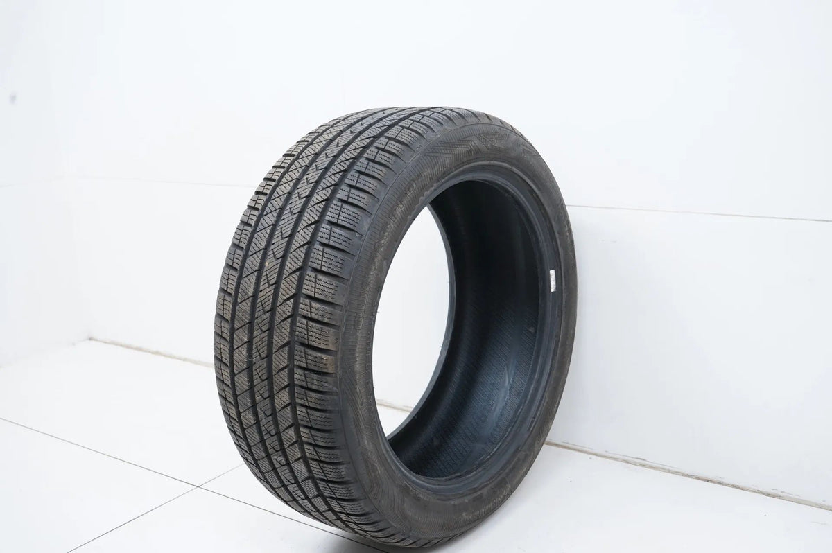 1x All-weather winter tire Vredestein 255 45 19 inch approx. 7m 24DOT Detail view 3