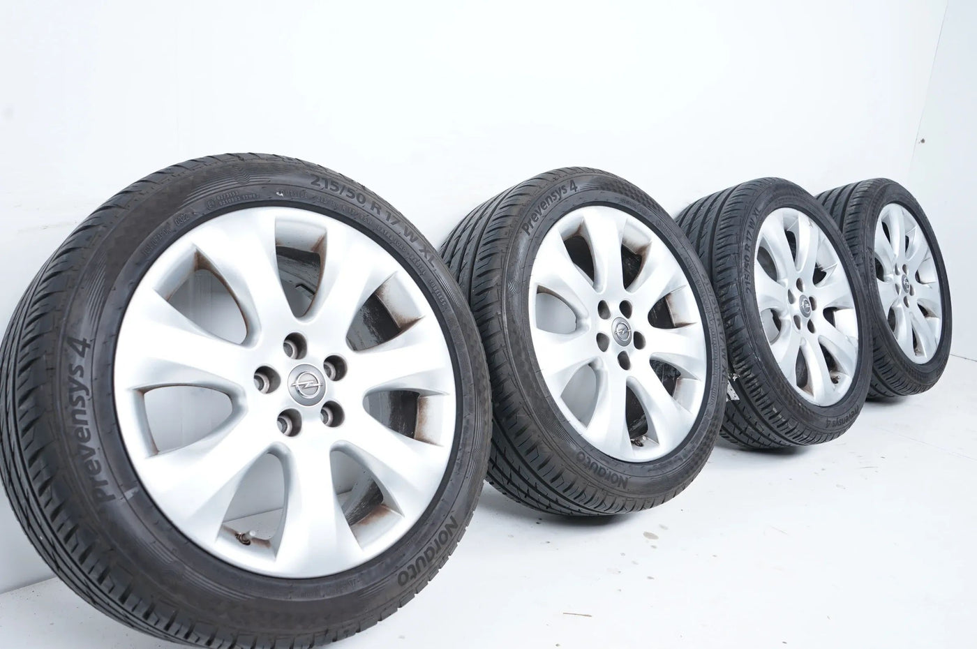 Opel Astra J Pneus d'été 215 50 17 pouces 7mm
