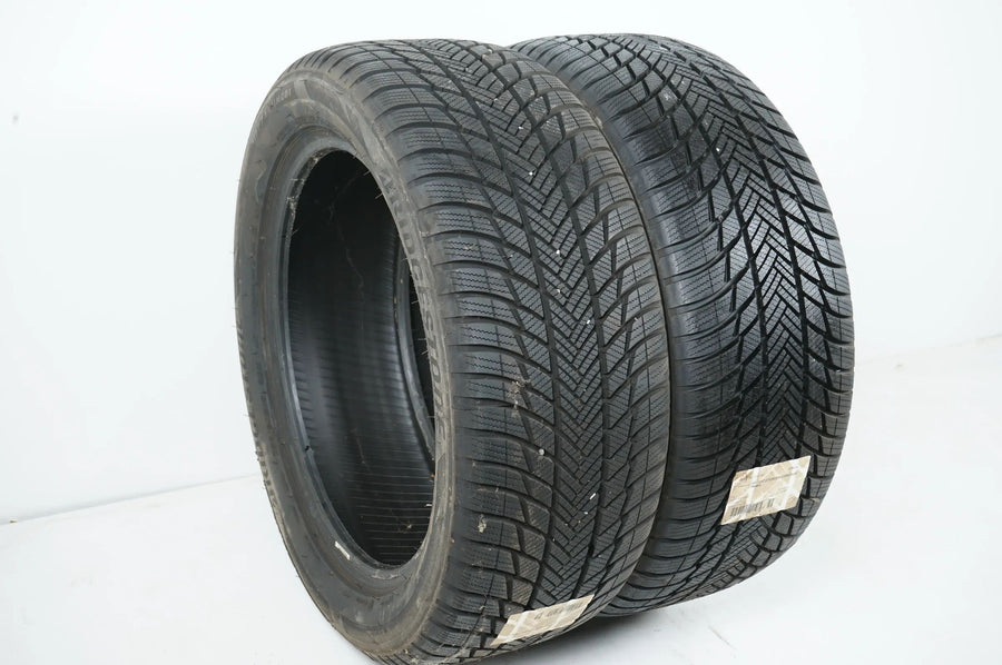 2x Pneus hiver Bridgestone 235 50 19 pouces DOT19 env. 8mm MO