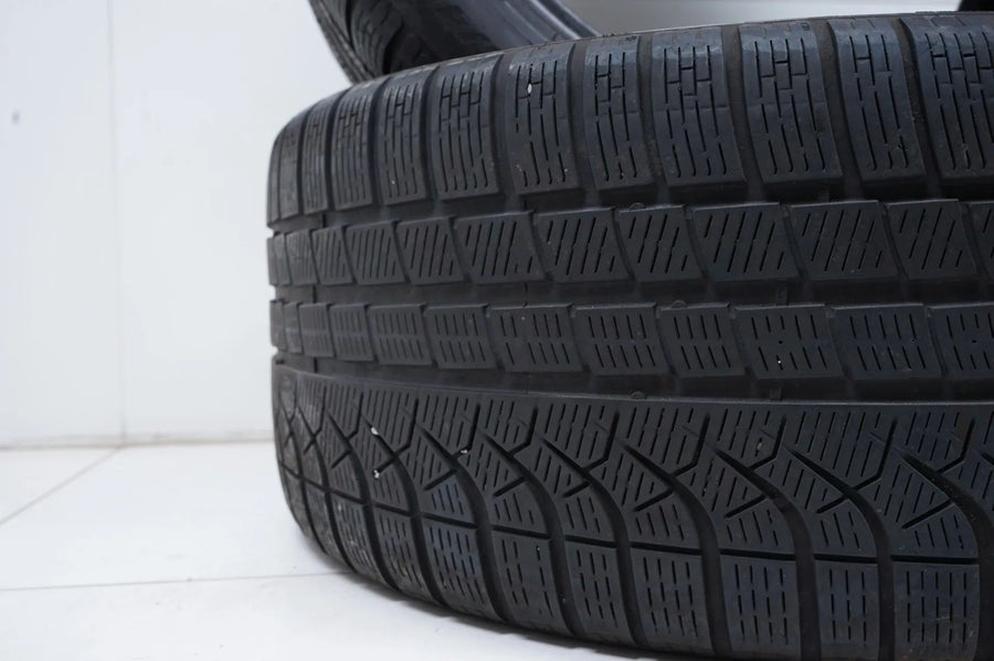 2 pneus hiver Pirelli 285/40/20 pouces, profondeur de sculpture d'environ 4 mm, homologués DOT23 BMW*