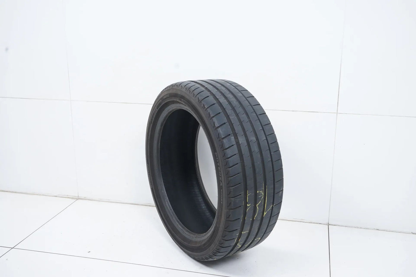 1 x Bridgestone summer tire 225 45 18 inch DOT22 approx. 5mm tread depth