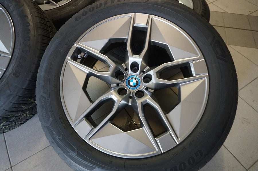 Jantes alu originales BMW iX I20 TOP 20 pouces Style 1002 pneus hiver 5A02653 GRE