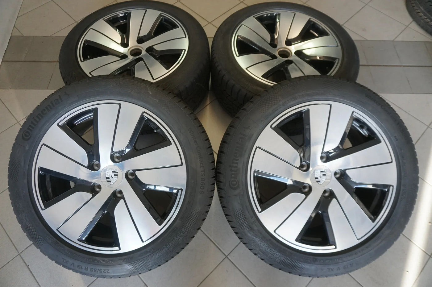 Jantes alu 19 pouces d'origine Porsche Taycan avec pneus hiver