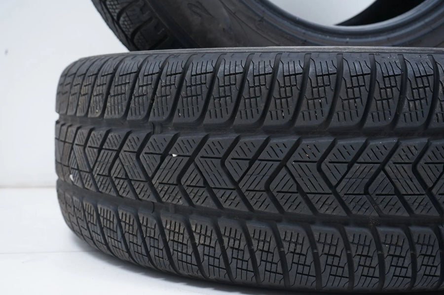 2x Pirelli winter tires 235 65 17 inch DOT21/20 MO approx. 5 mm tread depth