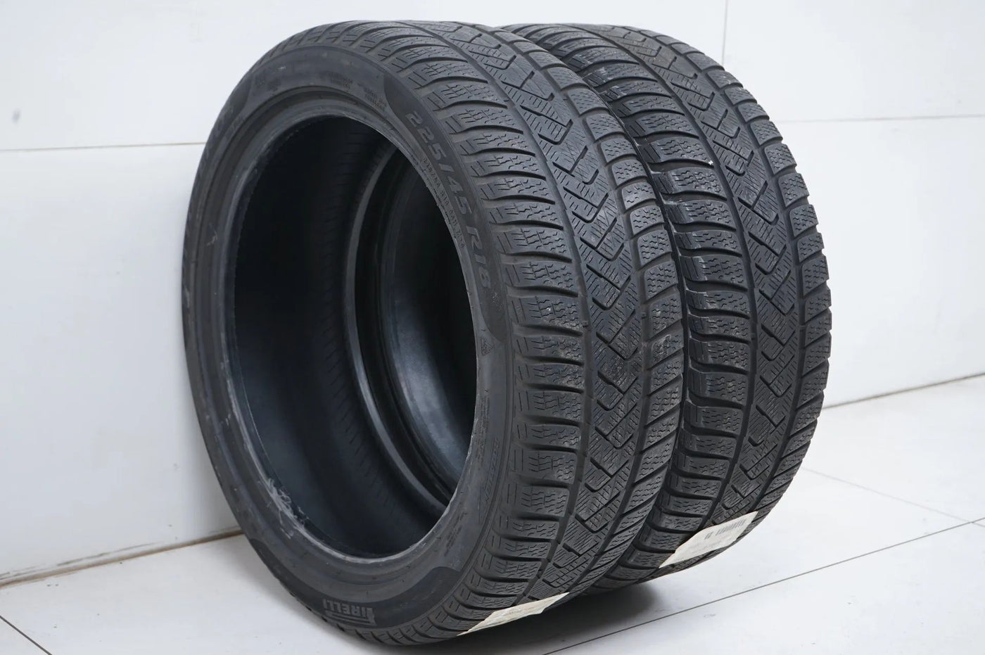 2 x Winterreifen Pirelli 225/45 R18 18 Zoll DOT21 ca.3mm MO RFT
