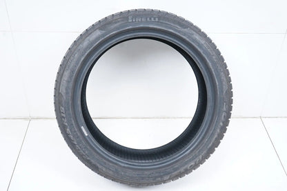 1 pneu hiver Pirelli 235/45/19 pouces, profondeur de sculpture d'environ 6 mm, homologué DOT19 MO